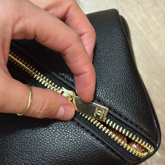Chanel Black and gold Leather GWP Vanity Case - Picture 8 of 16
